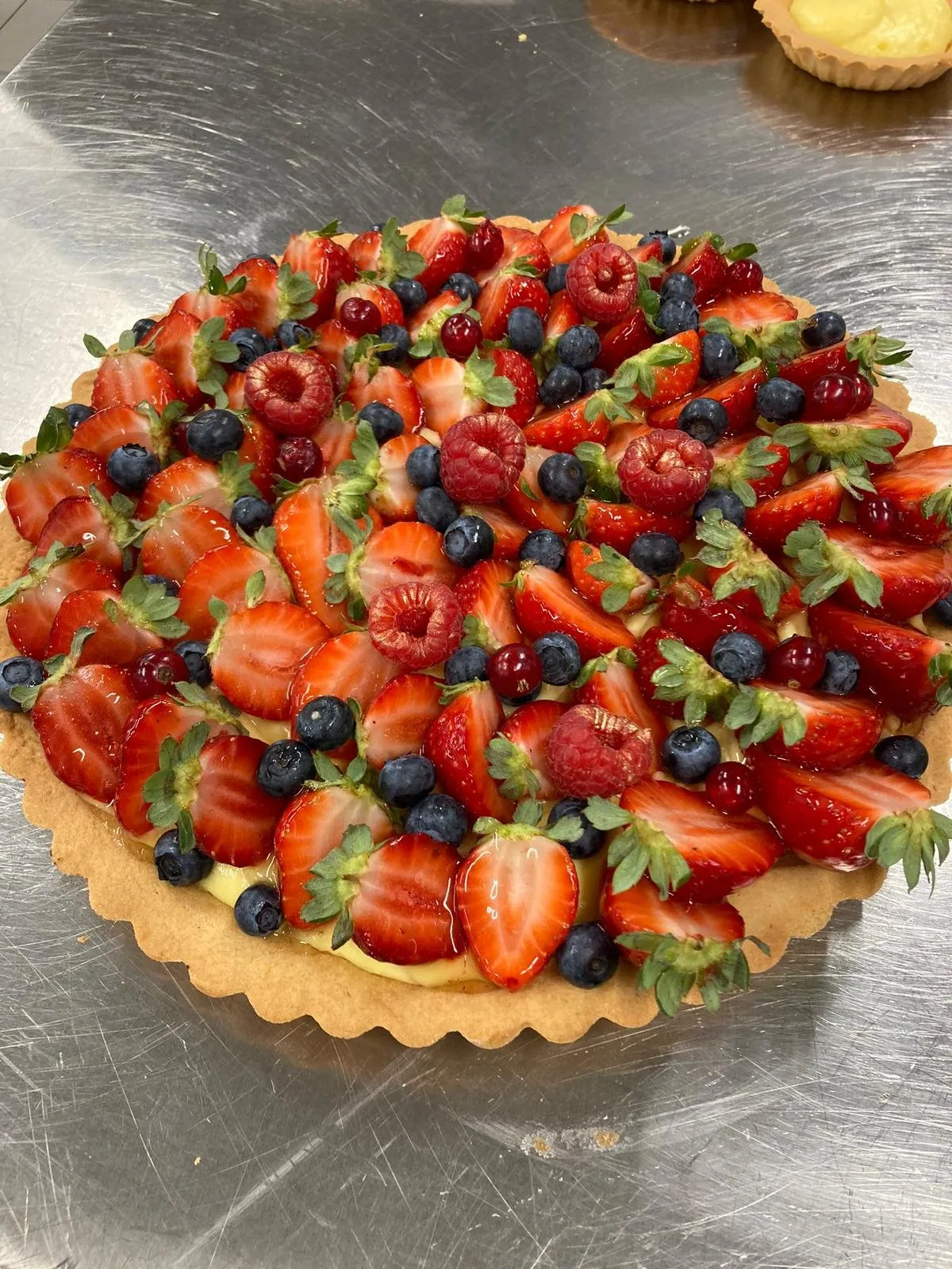 Grande tarte aux fraises, framboises et myrtilles
