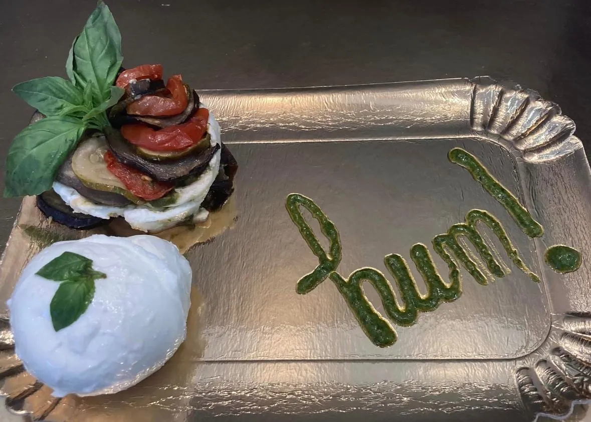 Tian de légumes en tour, aubergine, courgette et tomate, avec une boule de mozzarella