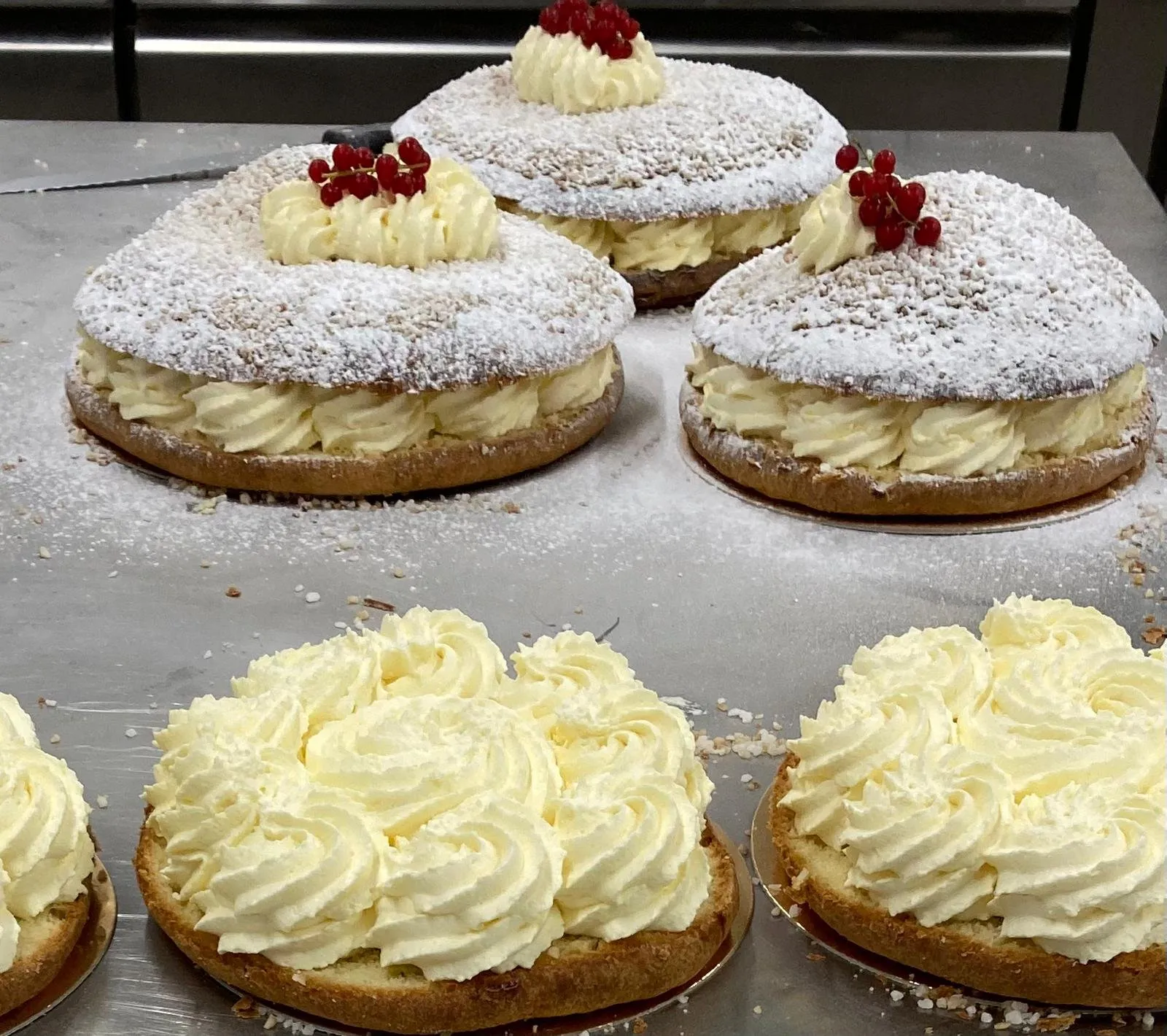 Tartes tropéziennes et tartes chantilly saupoudrées de sucre