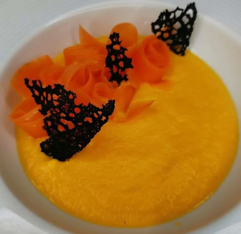 Velouté de carotte, rubans de carotte et tuile croustillante