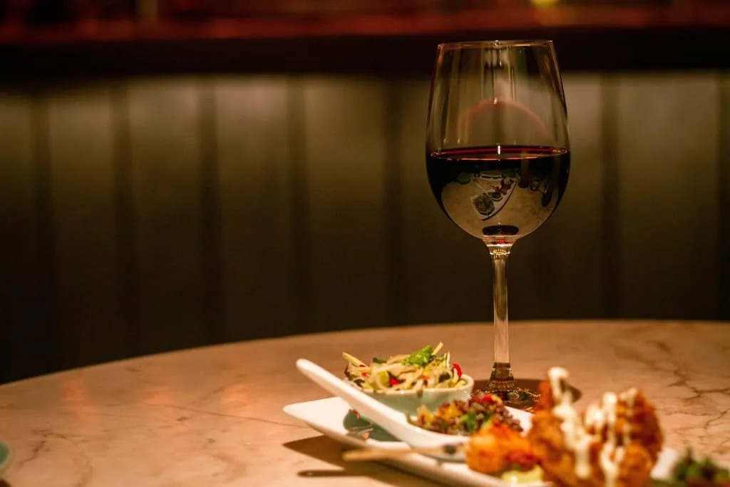 Un verre de vin rouge sur une table de restaurant, au dîner