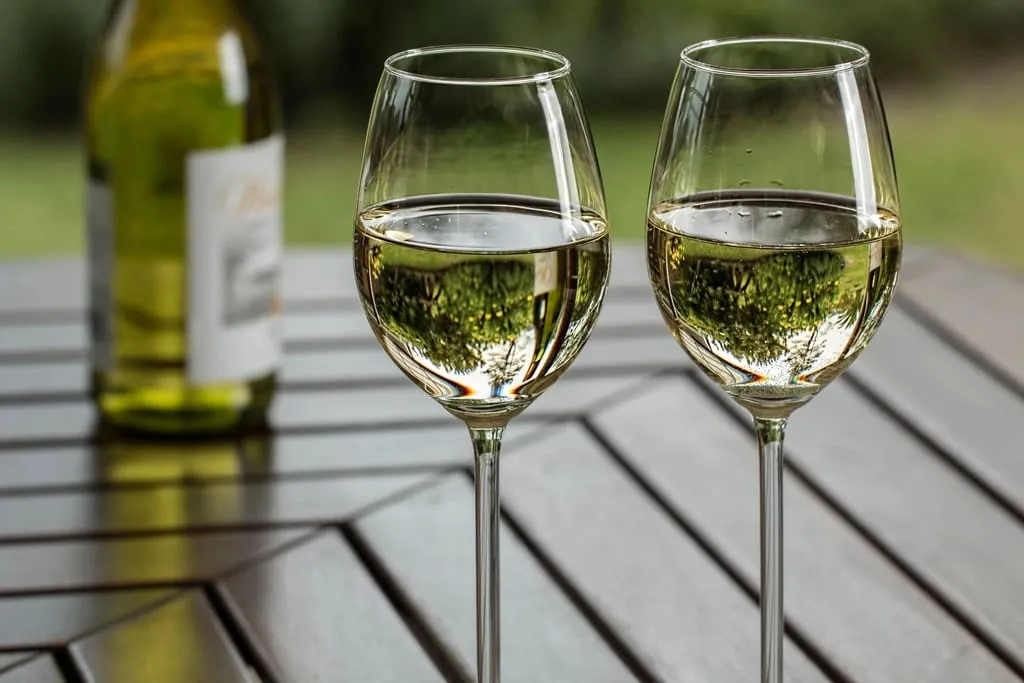Deux verres de vin blanc frais, en terrasse