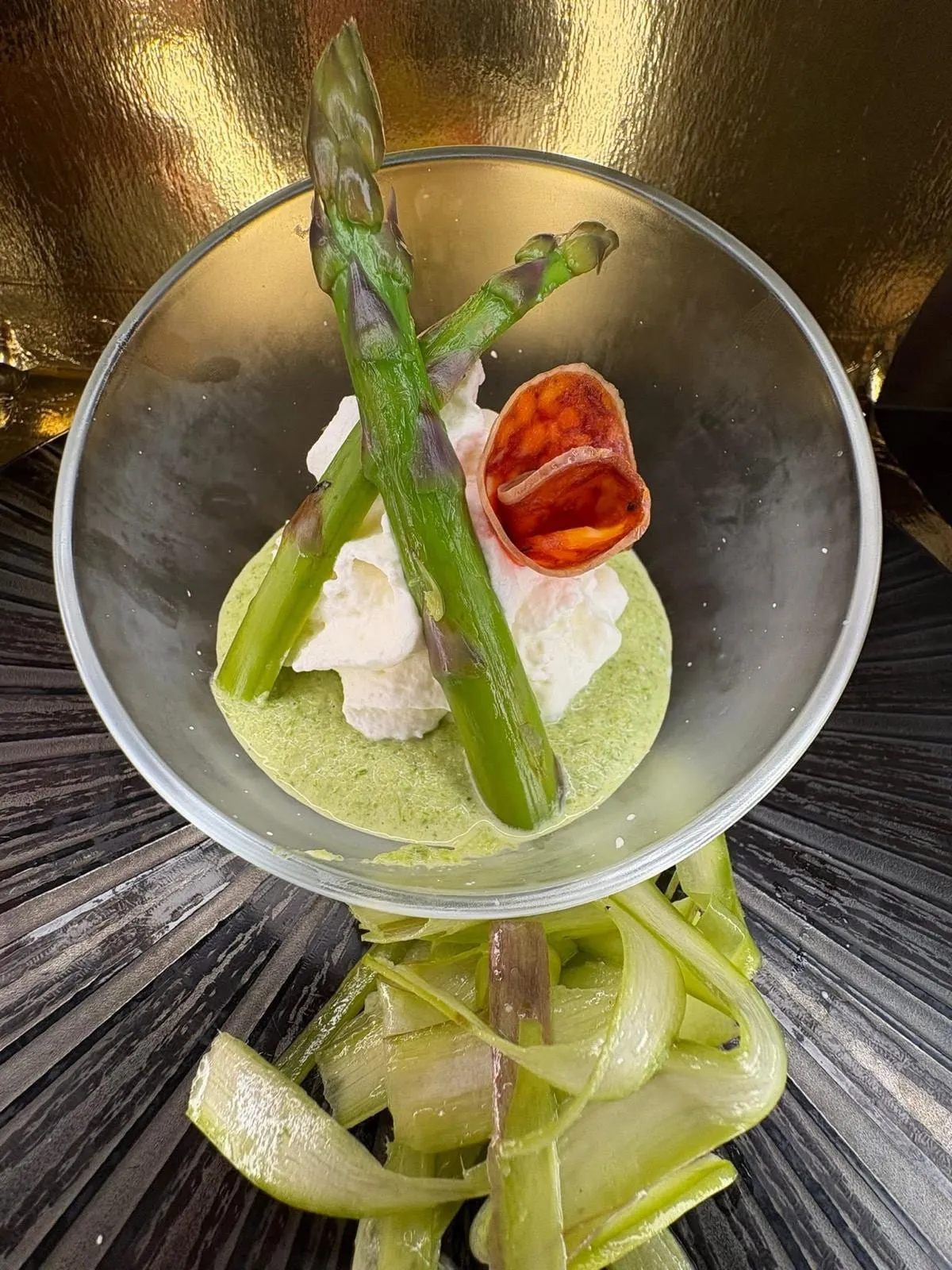 Verrine d'asperges vertes, chantilly et chips de chorizo
