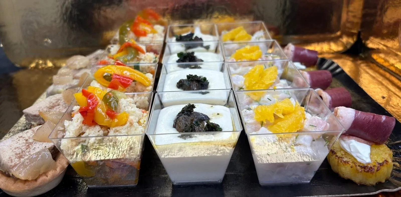 Verrines apéritives pour un cocktail : légumes confits, mousse à la truffe et agrumes