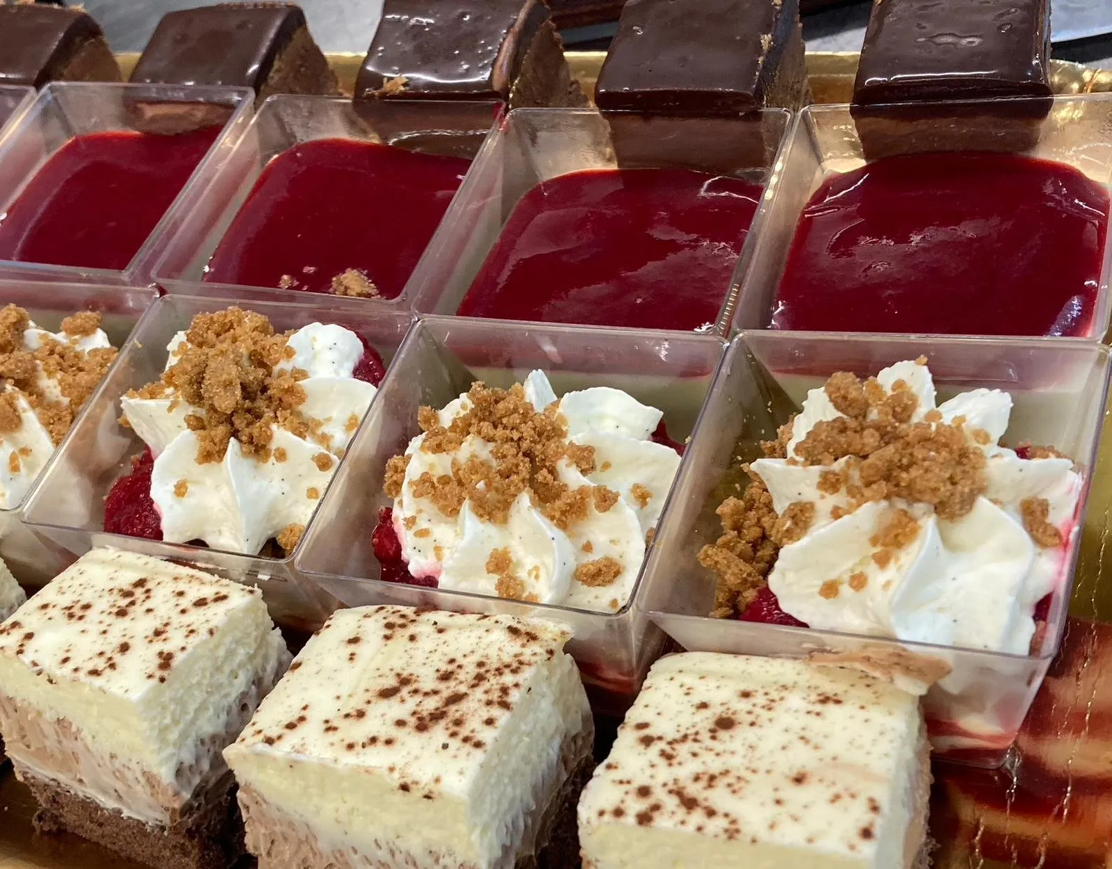 Verrines aux fruits rouges et carrés de cheesecake