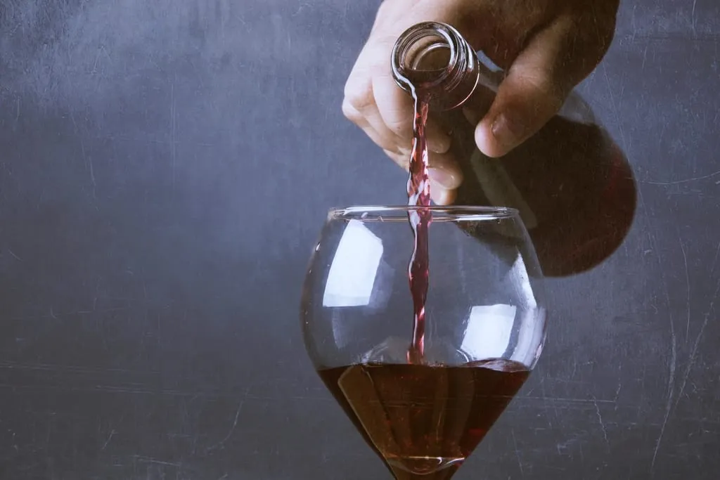 Un verre de vin rouge que l'on sert à table