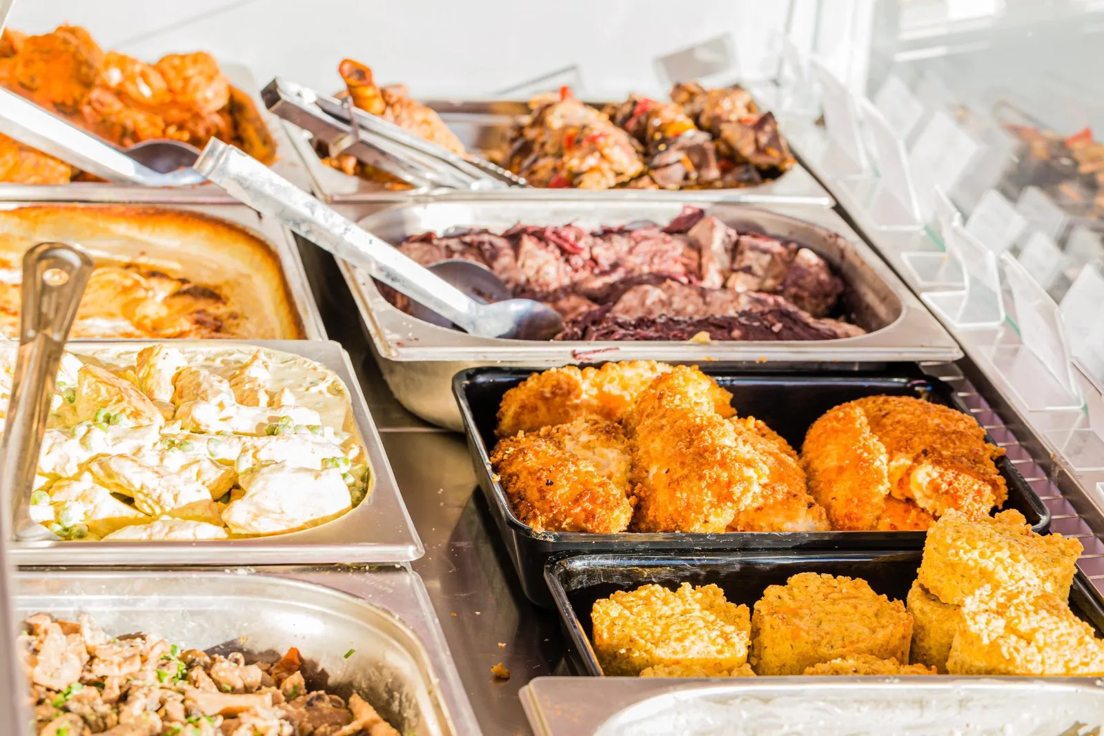 Les plats cuisinés de la vitrine : cordons bleus, gratin, viandes en sauce, légumes