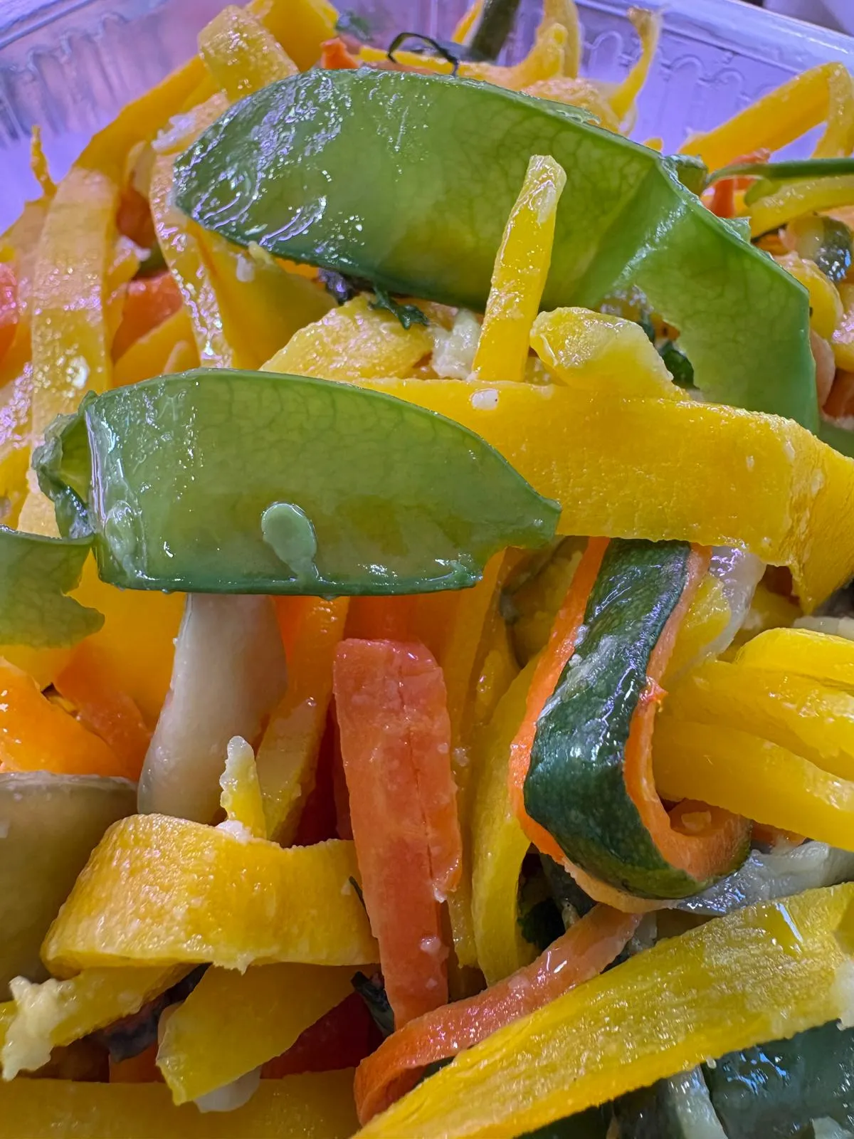 Wok de légumes : tagliatelles de courgette, carotte et poivron jaune, pois gourmands