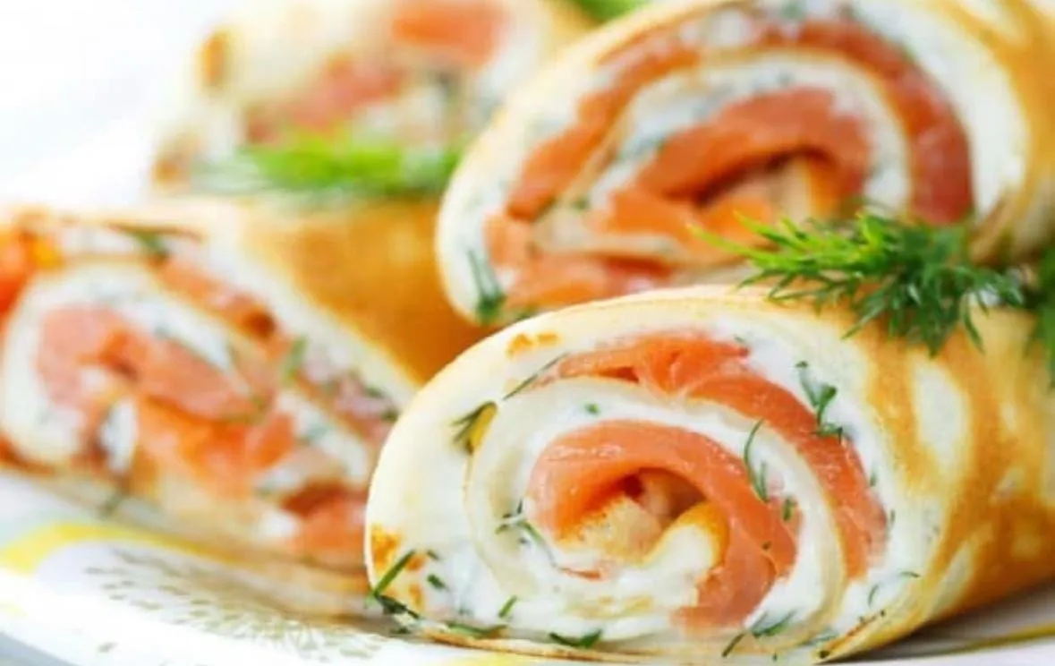 Roulés de crêpe au saumon fumé et à la crème aux herbes, aneth frais